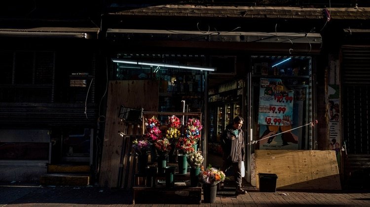 Una tienda de abarrotes en Jackson Heights. Este es uno de los pocos tipos de negocios que pueden permanecer abiertos durante la pandemia. (Ryan Christopher Jones / The New York Times)