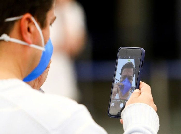 El celular enviaría códigos anónimos por bluetooth (REUTERS/Matias Baglietto)