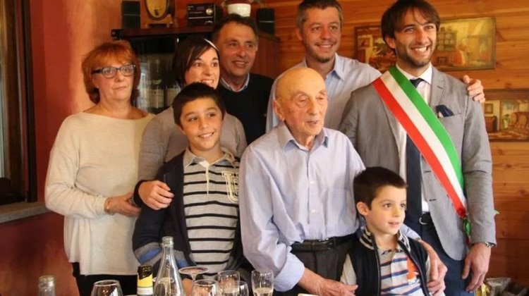 Giovanni Battista Calvi con su familia y el alcalde de Nizza Monferrato (Foto: gentileza La Stampa)