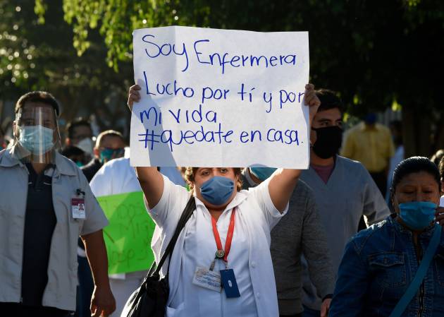 Una enfermera se manifiesta al exterior de un hospital en Ciudad de México. 