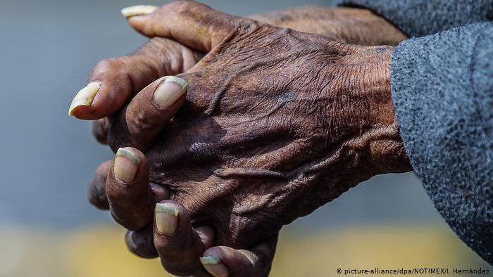 Rissige Hände eines alten Mexikaners (picture-alliance/dpa/NOTIMEX/I. Hernández)
