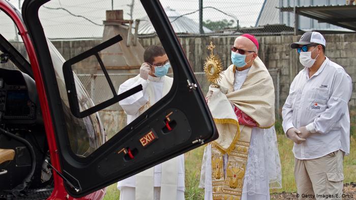 Ecuador Bischof Giovanni Battista Piccioli Segen per Helikopter (Getty Images/E. Ortiz)