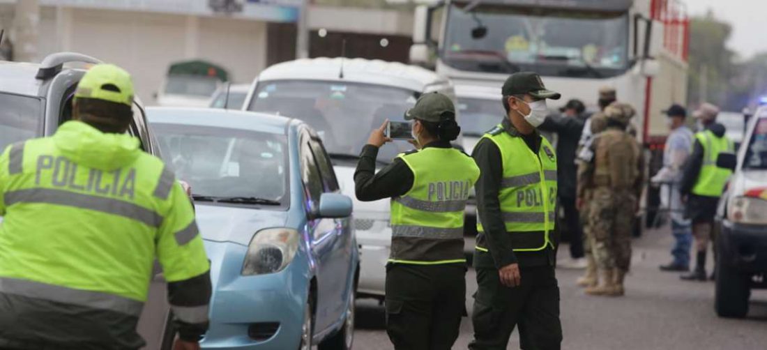 Control policial en la vía a La Guardia (Foto: Fuad Landívar)