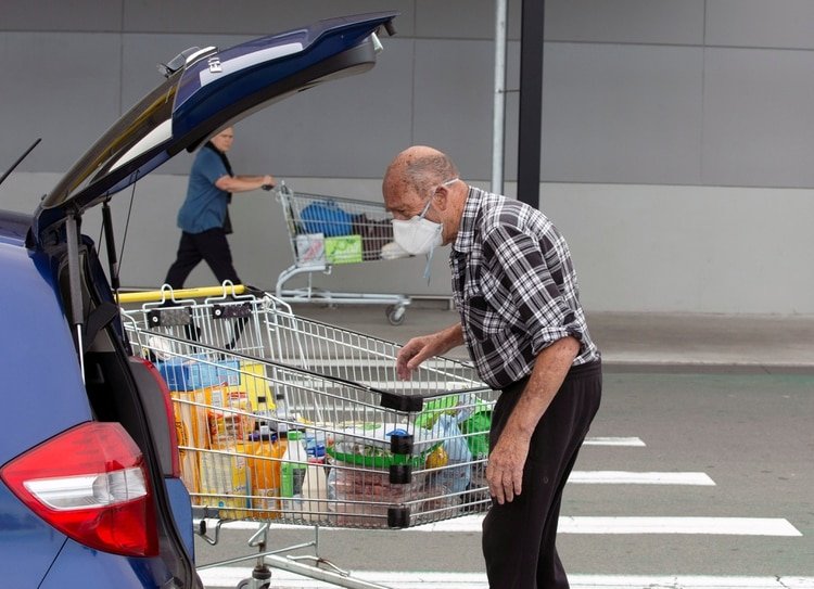 Un hombre carga sus compras del supermercado en Christchurch, Nueva Zelanda. Los ciudadanos han seguido las recomendaciones hechas por el gobierno para contener la pandemia.