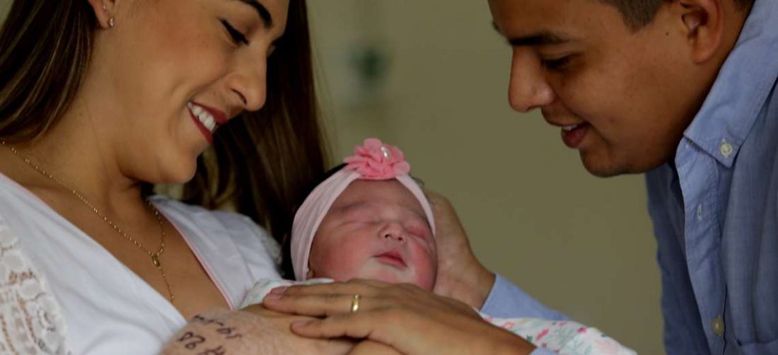 Lamia Nabila Farah y Alonso Montero son los padres de Nazira, que nació el martes en la clínica Siraní/Foto: Ricardo Montero