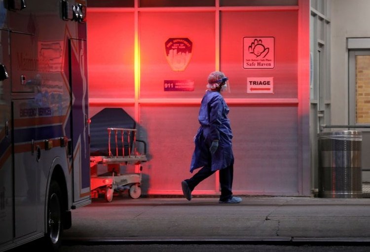 Personal médico en el Centro Médico Maimonides en Brooklyn, Nueva York, EEUU, Abril 14, 2020. REUTERS/Caitlin Ochs