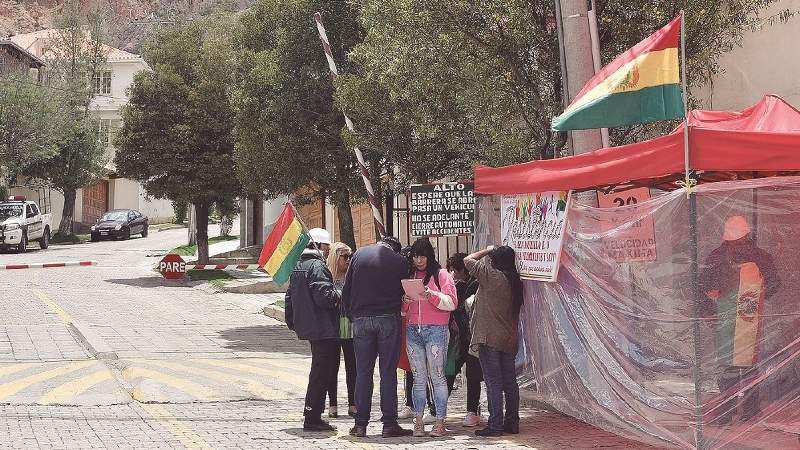 Activistas mantienen en cuarentena vigilia en la Rinconada