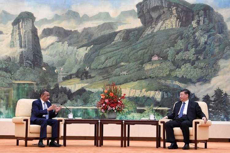 Tedros Adhanom, director general de la OMS junto a Xi Jinping el 28 de enero último (Reuters)