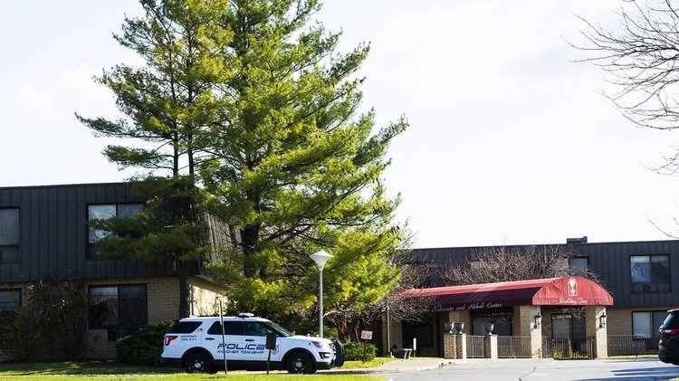 Un vehículo de la policía de Nueva Jersey se estaciona en la entrada del Centro de Subagudos y Rehabilitación de Andover el 16 de abril de 2020 (Eduardo Muñoz Álvarez/Getty Images/AFP)