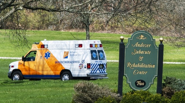 Una ambulancia sale del Centro de Subagudos y Rehabilitación de Andover el 16 de abril de 2020 (Eduardo Muñoz Álvarez/Getty Images/AFP)