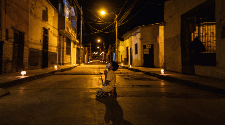 Alen Castañeda Zelada, niño de 6 años rezando por el fin del coronavirus en plena calle / Crédito: Cortesía de Claudia Alejandra Mora Abanto