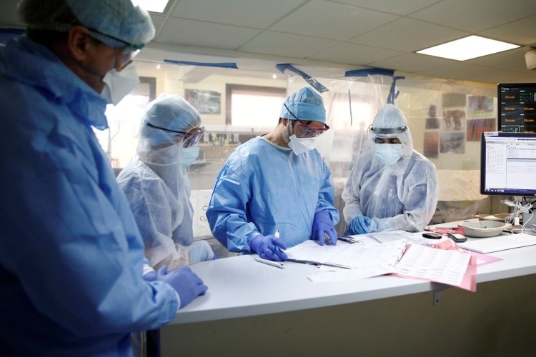 Personal médico con trajes protectores y máscaras faciales trabaja en una unidad de cuidados intensivos para pacientes con COVID-19 en el hospital Franco-Britannique en Levallois-Perret, cerca de París (Reuters)
