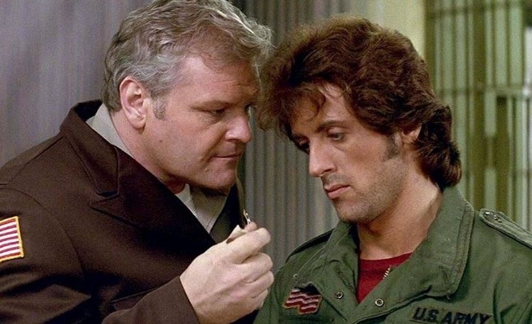 Brian Dennehy, como el sheriff Will Teasle, junto a Sylvester Stallone como John Rambo en Rambo, First Blood