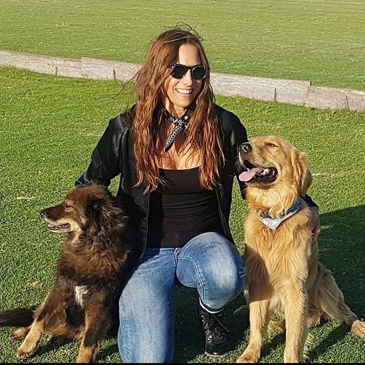 Alexa Lozano es la voz principal del tema 