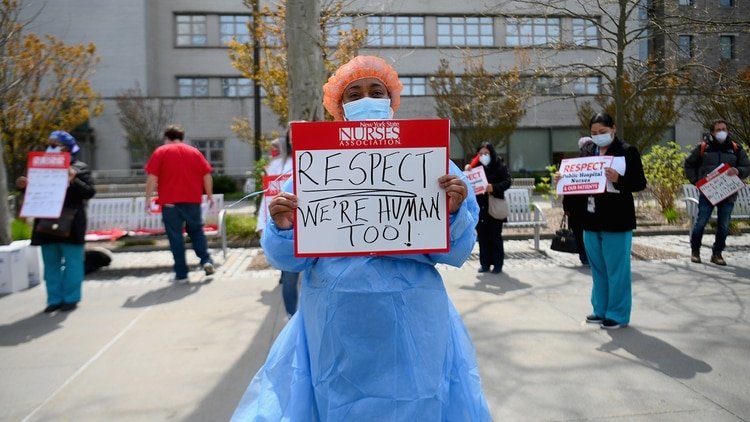 Enfermeras del Jacobi Medical Center en El Bronx, Nueva York, en una manifestación contra el gobierno local el 17 de abril de 2020 (Photo by Angela Weiss / AFP)