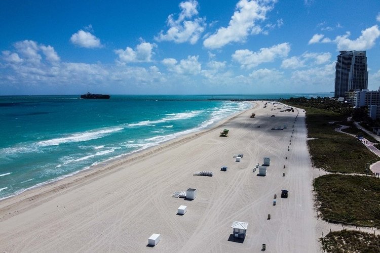 Miami Beach vacía de gente en una imagen del 20 de marzo de 2020 (Photo by CHANDAN KHANNA / AFP)