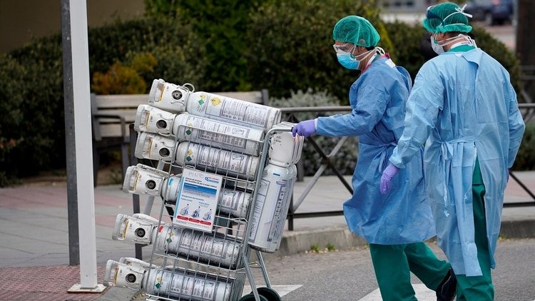 Trabajadores sanitarios españoles (REUTERS/Juan Medina)