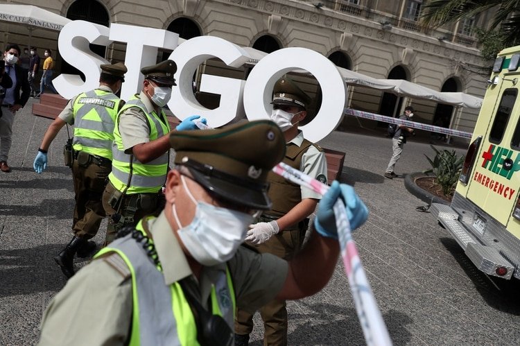 Policías llevan mascarilla en Santiago de Chile (Reuters)