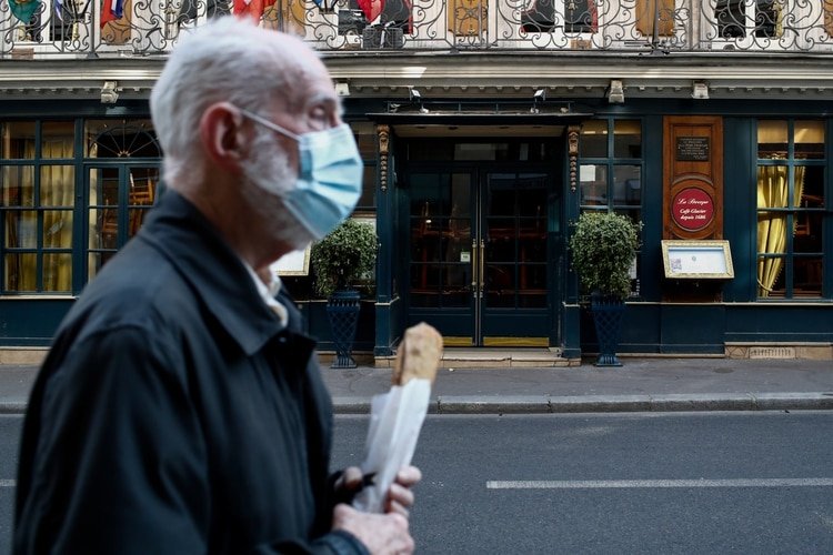 El Gobierno francés debió retroceder con el anuncio de un confinamiento obligatorio para adultos mayores tras el levantamiento de la cuarentena a mediados de mayo (REUTERS/Gonzalo Fuentes)