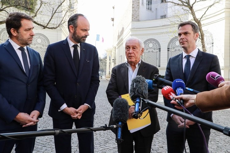 (El ministro francés de Salud y Solidaridad, Olivier Veran, el primer ministro francés Edouard Philippe, el ministro francés del Interior, Christophe Castaner, y el inmunólogo Jean-Francois Delfraissy) Ludovic Marin/Pool via REUTERS