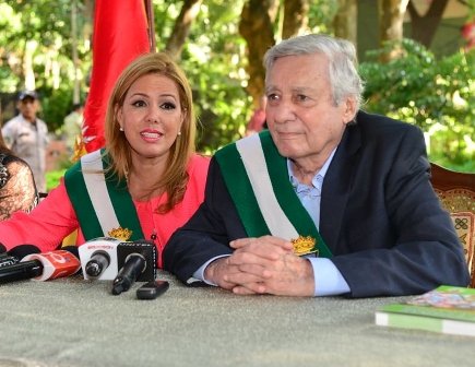 Percy-apuntala-a-Angelica-Sosa