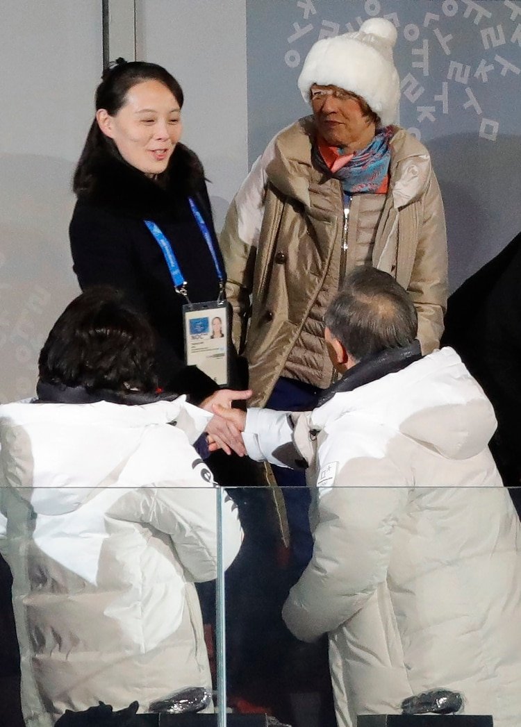 Ceremonia de apertura de los Juegos Olímpicos de Invierno de Pyeongchang 2018. Allí puede verse cómo el presidente de Corea del Sur Moon Jae-in, su esposa Kim Jung-Sook saludan a Kim Yo-Jong (Reuters)