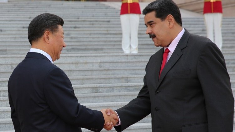 Xi Jinping saluda al dictador Nicolás Maduro durante una cumbre que tuvieron en septiembre de 2018 en Beijing. El caso venezolano es un claro ejemplo de cómo el régimen chino aprovechó la debilidad institucional del país para hacer negocios (AFP)