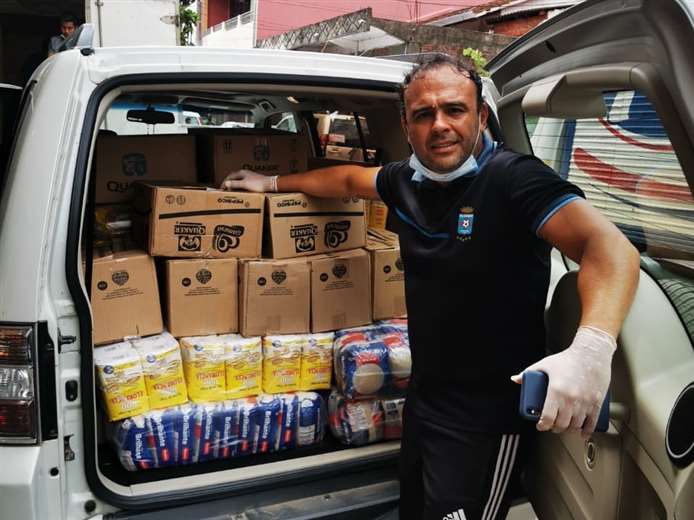 Juan Jordán, presidente de Blooming, repartió alimentos por barrios alejados de la capital cruceña. Foto: Club Blooming