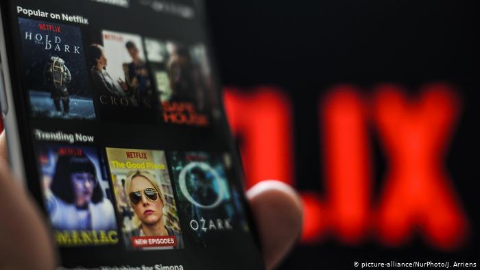 Smartphone mit Netflix-App (picture-alliance/NurPhoto/J. Arriens)