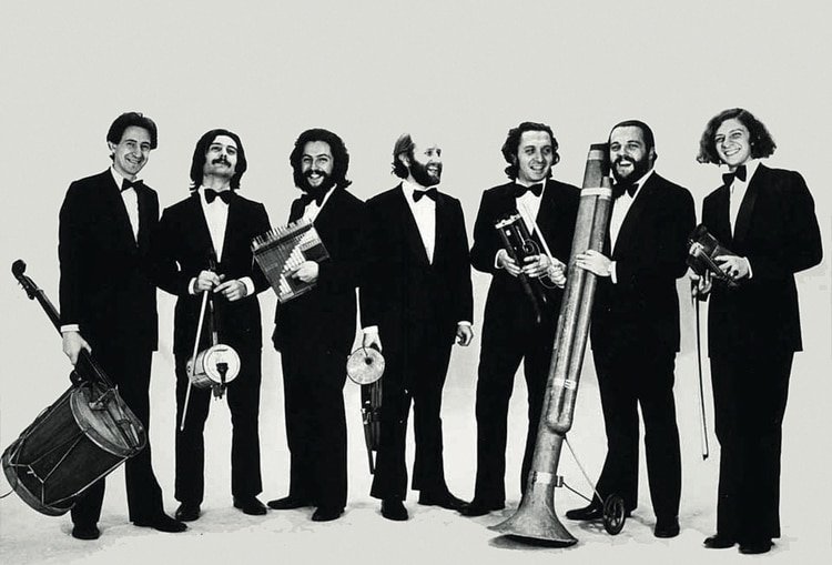 El equipo de Les Luthiers de 71 al 73 que marcara época: Gerardo Masana, Maronna, Carlos Núñez Cortés, Mundstock, Ernesto Acher, Daniel Rabinovich y López Puccio (Foto: Archivo Atlántida)