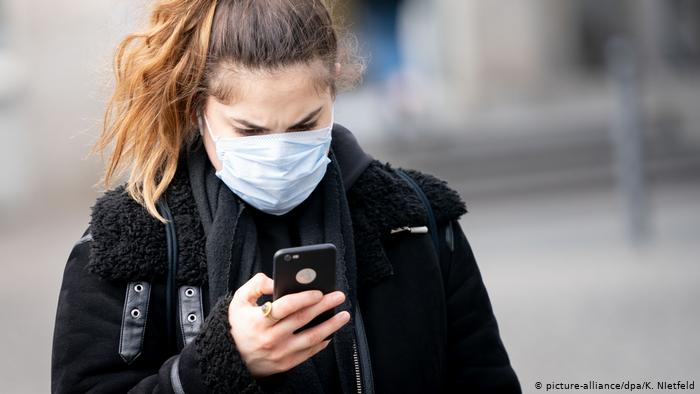 Una mujer usa mascarilla en la vía pública en Berlín.