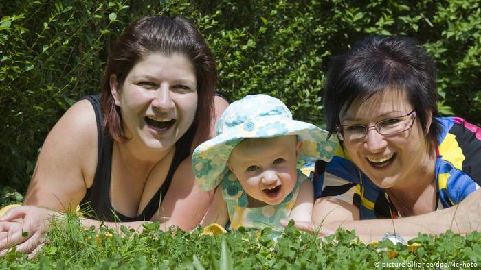 Un derecho peleado en la calle y los parlamentos: una familia alemana de dos mujeres y un bebé. 