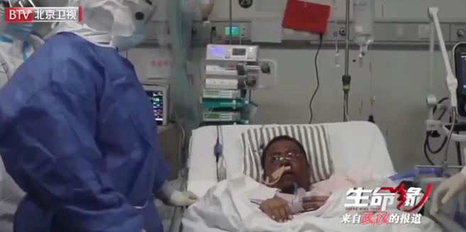 Yi Fan y Hu Weifeng, doctores chinos tratados con clororoquina para vencer al Covid 19 y cuya piel se ha vuelto de color negro