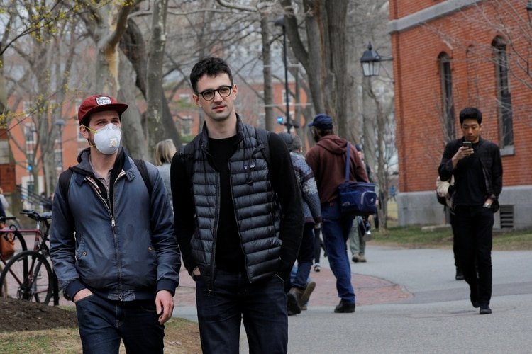 Estudiantes en la sede de Harvard en Massachusetts, Estados Unidos (REUTERS/Brian Snyder)
