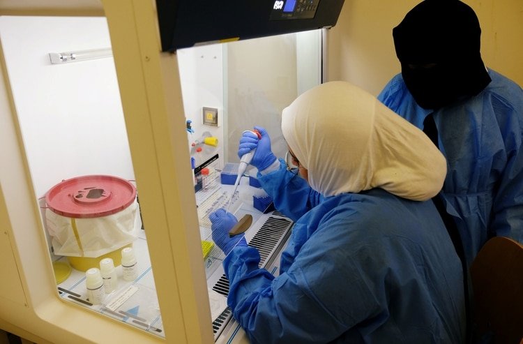 Las autoridades sanitarias están trabajando sobre una gran cantidad de tratamiento para determinar cuál es el más efectivo para tratar a pacientes con COVID-19 (REUTERS/Esam Omran Al-Fetori)