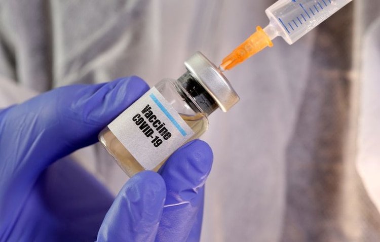 El mundo sigue en la búsqueda de una vacuna para frenar el coronavirus (REUTERS/Dado Ruvic/Ilustración)