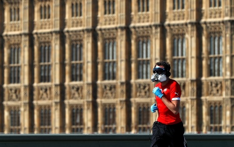 Peter May debió esperar 15 años para publicar Lockdown, una novela que imagina a Londres en completo cierre por una pandemia, porque le dijeron que era poco realista. (REUTERS/John Sibley)