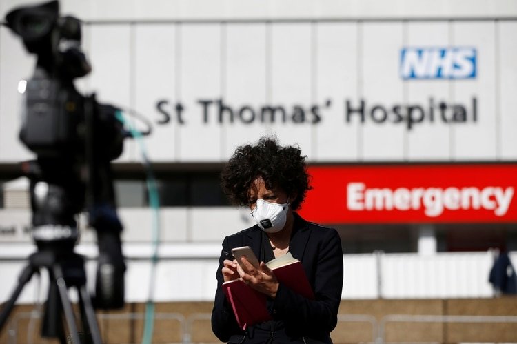 La novela comienza frente al hospital St. Thomas, donde el primer ministro británico agoniza y donde, en la vida real, la prensa hizo guardia porque Boris Johnson estuvo internado por COVID-19. (REUTERS/Henry Nicholls)