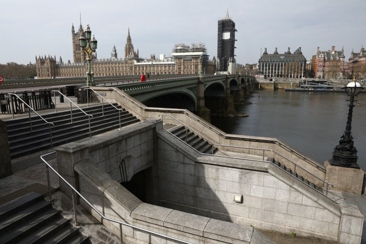 “Su retrato de la ciudad sitiada por un enemigo silencioso y sus explicaciones sobre la diseminación de la enfermedad son aterradoramente proféticos”, lo elogió The Guardian. (REUTERS/Simon Dawson)