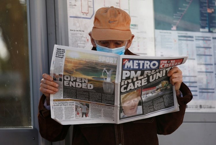 En la ficción el primer ministro muere mientras su esposa agoniza en el mismo hospital donde Boris Johnson, hace poco, estuvo en la terapia intensiva y se recuperó del coronavirus. (REUTERS/Henry Nicholls)