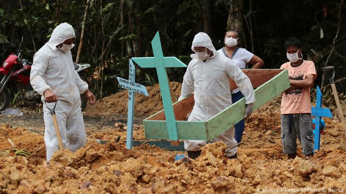 Medidas sanitarias en el cementerio de Manaos