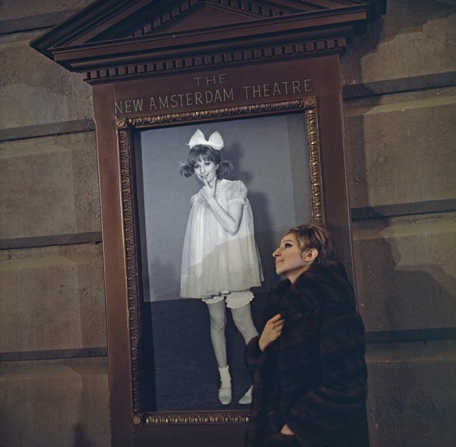 Barbra fotografiada en 1968 frente al New Amsterdam Theatre de Nueva York. Barbra fotografiada en 1968 frente al New Amsterdam Theatre de Nueva York.