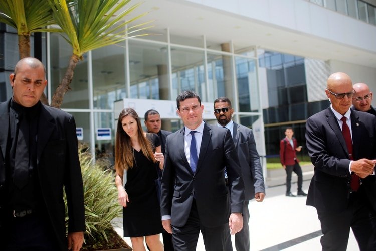 Moro sale caminando del Planalto tras un seminario el 10 de diciembre de 2019 (REUTERS/Adriano Machado)