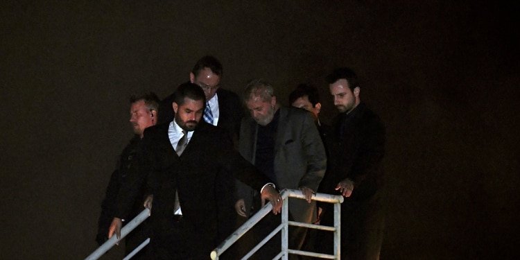 El momento en que Lula es trasladado a la cárcel, en abril de 2018 (AFP)