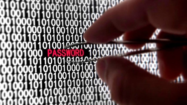  Si el usuario no cambió las claves ni configuró el router de manera adecuada, el hacker puede usar esos datos para iniciar sesión en el panel de administración y cambiar la configuración.