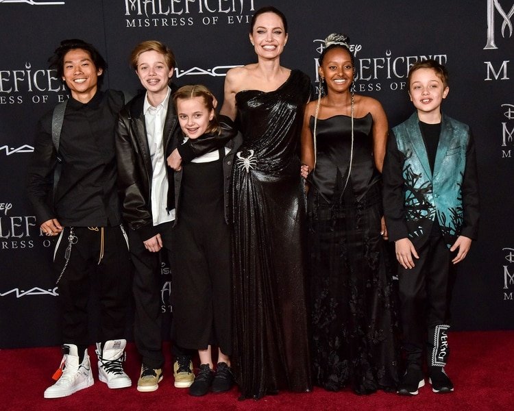La actriz, junto a cinco de sus hijos, en una alfombra roja en septiembre de 2019 (Foto: Shutterstock)