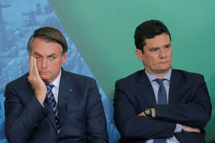 El presidente de Brasil, Jair Bolsonaro, gesticulando junto al ministro de Justicia, Sergio Moro, durante una ceremonia en el Palacio de Planalto, en Brasilia (REUTERS/Adriano Machado/Archivo)