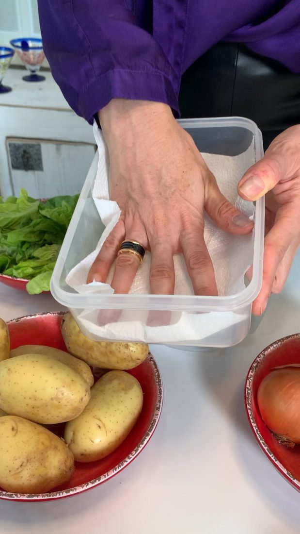 Poner por debajo en el envase transparente una servilleta de papel antes de colocar la lechuga