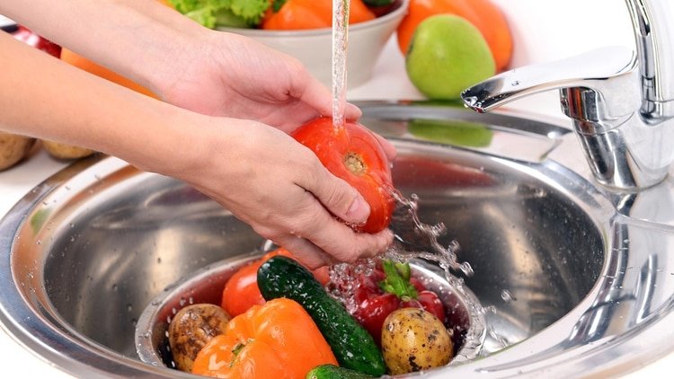 Se deben lavar los productos con agua y jabón. Debido a que COVID-19 es de una familia de virus muy probablemente desactivada por el contacto con agua y jabón, lavar las frutas y verduras con agua y jabón debería eliminar cualquier virus vivo (Shutterstock)