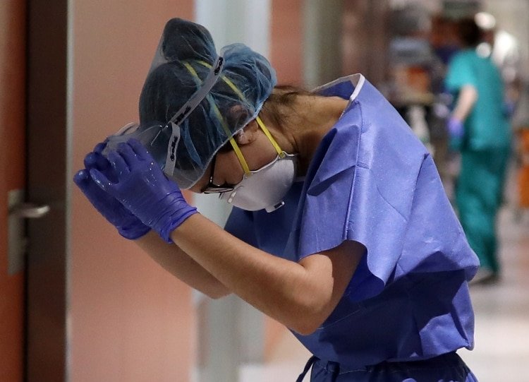 Los trabajadores de la salud están en la primera línea de ocmbate contra la COVID-19 (Reuters)